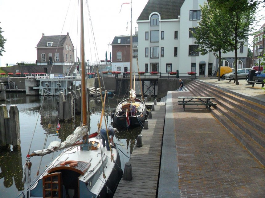 De Lingehaven vanmiddag. Op de achtergrond ons appartement (dat witte, begane grond)