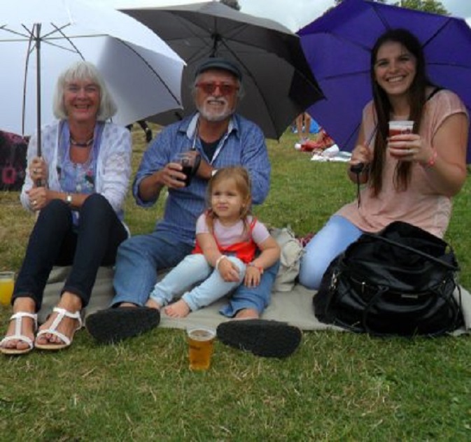 Op het Hippiefestival vandaag, in de regen met Ans, Tessa en Vajèn