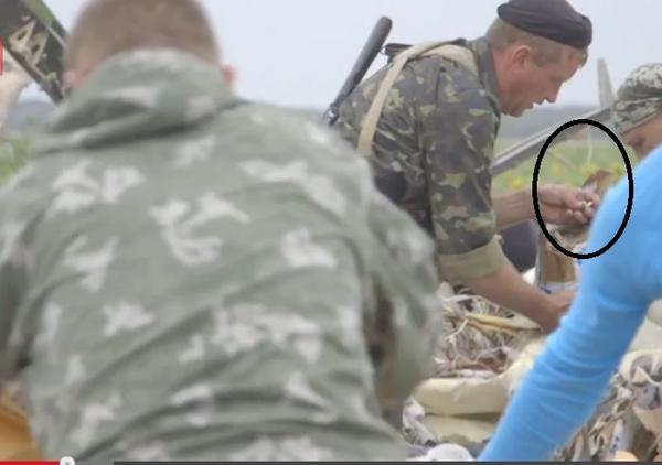 Een onbekend persoon jat een trouwring van de vinger van een slachtoffer (bron: Twitter)