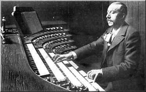 Widor speelt op het grote orgel van de Parijse St. Sulpice omstreeks 1900
