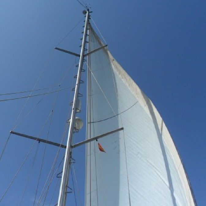 Bij Punta Sabrinar valt de wind weg, het gastenvlaggetje begint slap te hangen