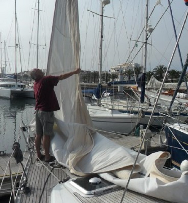 We halen de genua wordt van het rolvoorstag af