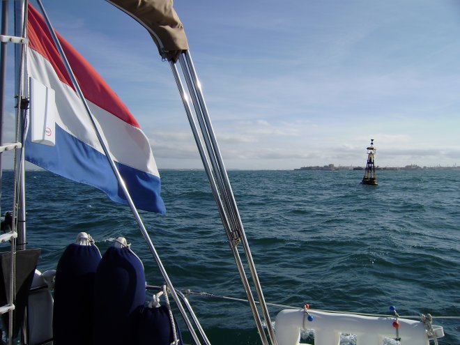 We passeren de westkardinale boei voor de rotsbanken bij het Castillo de San Sebastián, Cádiz, op weg naar Barbate.