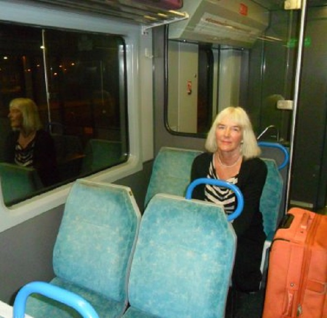 In het boemeltreintje naar Faro. Buiten is het nog aardedonker