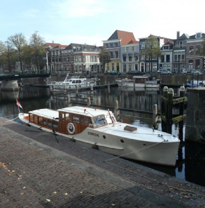 De 'Dudok' afgemeerd in de haven