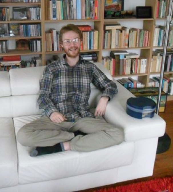 Bas naast de koekjestrommel, in karakteristieke Zijlstra-zit