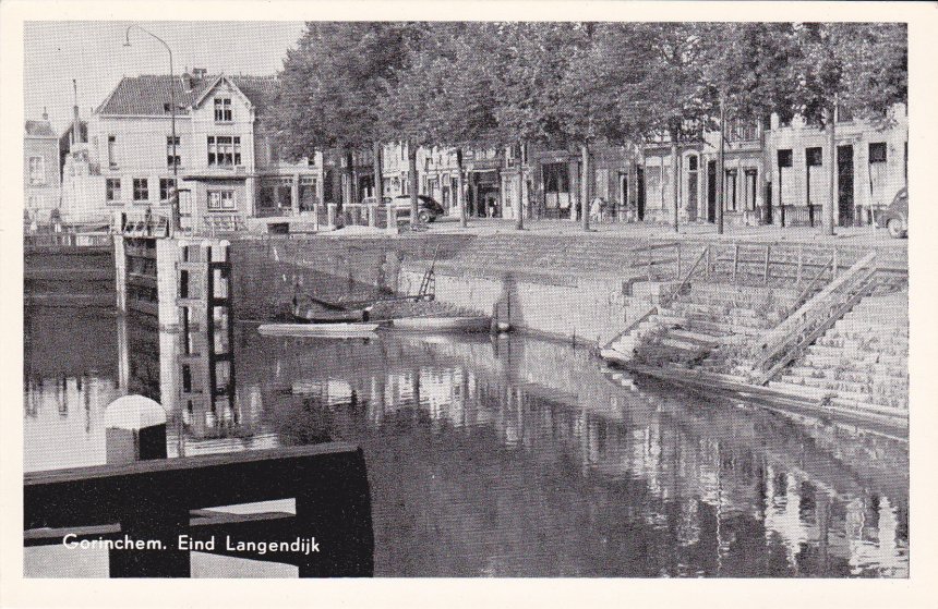 De voorganger van ons pand (links) bij de sluis. Ansicht van na de oorlog