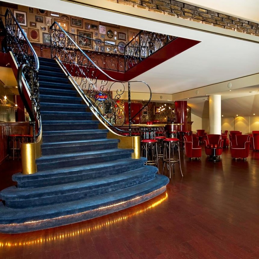 Theater De Peeriscoop. De hal  met de monumentale trap. Je ziet het Gorcums Boekenbal al voor je in deze fraaie ruimte