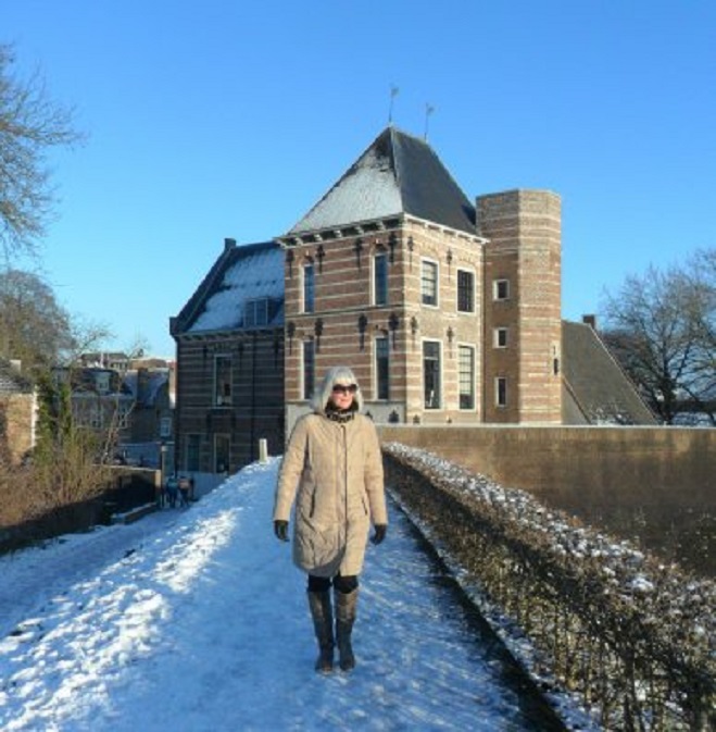 Op de stadswal. Op de achtergrond het tolkasteel