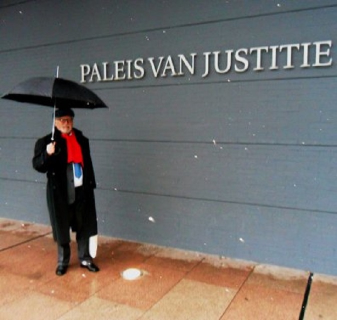 Voor het Paleis van Justitie in Den Haag