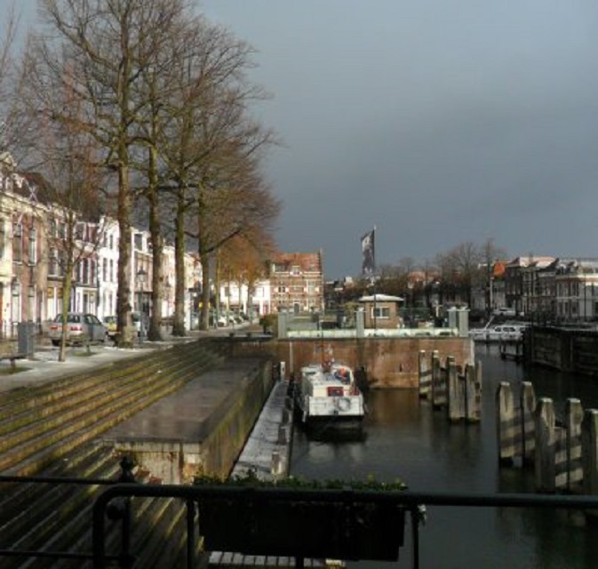 Donkere buienlucht boven de haven vanmorgen