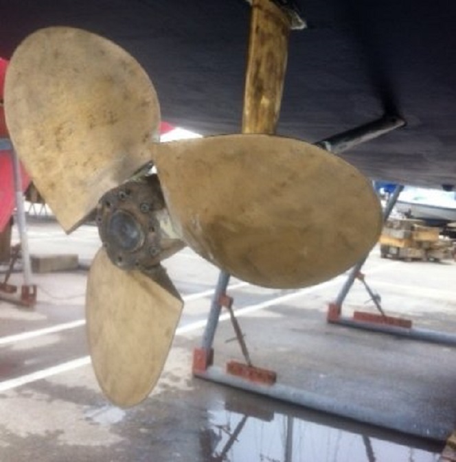 Dulce's MaxPropschroef. De bladen zijn door de werf schoon geschuurd en de eindanode is eraf. Ook die op de schroefas, zo te zien. Het onderwaterschip zit in de antifouling (foto Piet Kambier)