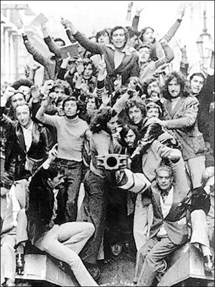 Burgers op een tank in de straten van Lissabon, 25 april 1974