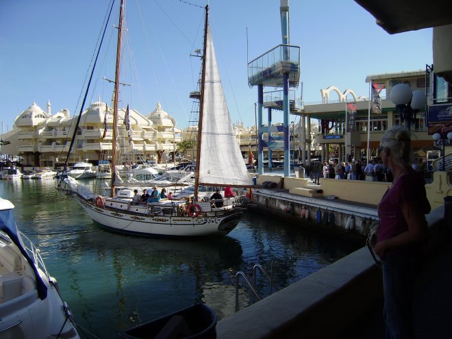 De Puerto Deportivo de Benalmádena is een druk, maar helemaal niet onaangenaam pretpark voor oudere toeristen.