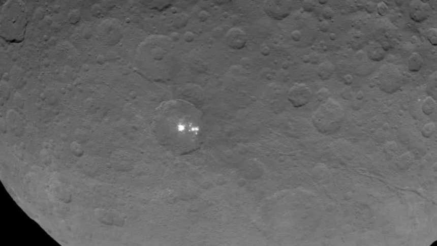 De witte vlekken op dwergplaneet Ceres vanaf 13.600 kilometer hoogte (foto NASA)