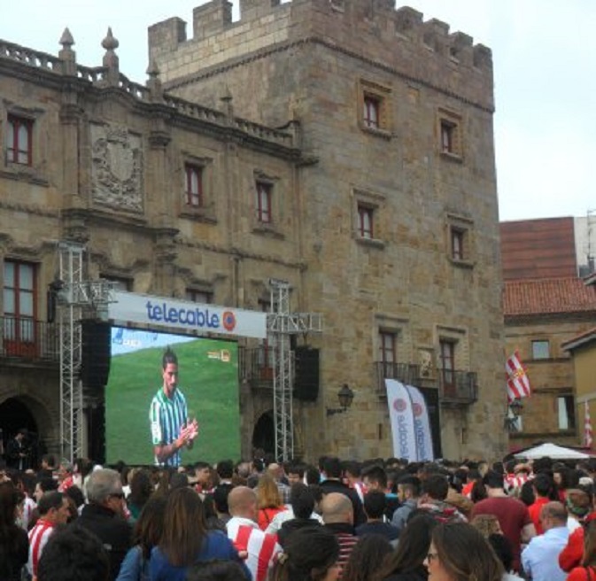 De menigte kijkt gespannen naar het grote scherm op het Plza de Marques naar hun voetbalclub Gijón die een promotiewedstrijd speelt