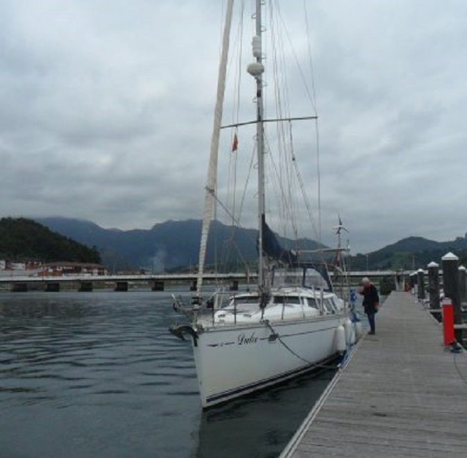 Dulce afgemeerd voor de brug in de haven van Ribadesella. Het is juist vloed.
