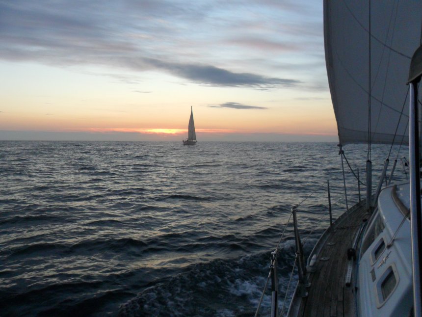 Zonsopgang op weg naar Santander. Schuin voor ons de Tartaan