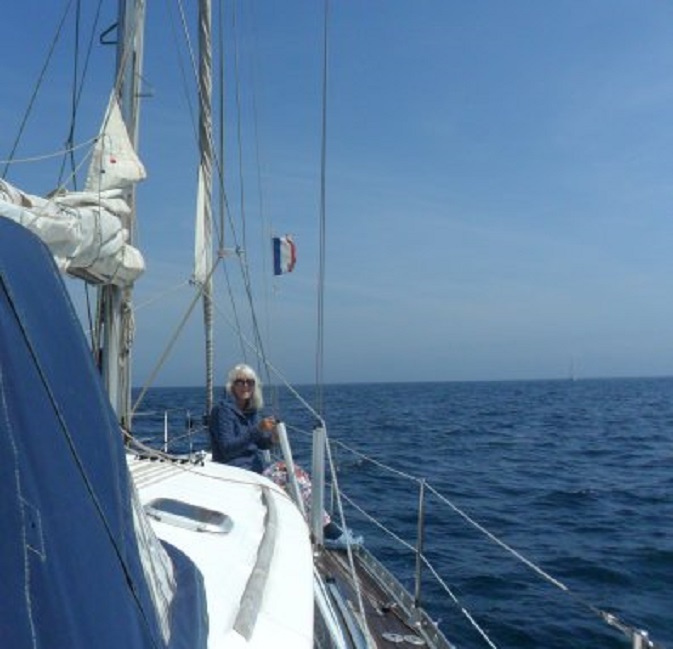 Ans verwisselt de gastenvlaggetjes