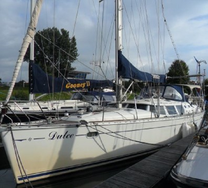 Dulce in Marina Numansdorp. Op de achtergrond het kantoor van de havenmeester.