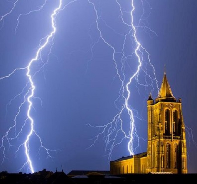 Het onweer vannacht, gefotografeerd door Bas 't Hoen