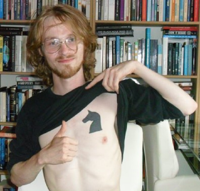 Bas heeft het logo van zijn media-webstek in de Cloud op zijn borste laten tatoeëren.