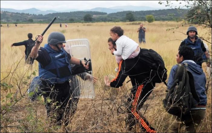 Immigranten gisteren bij de Grieks-Macedonische grens. (foto AFP)