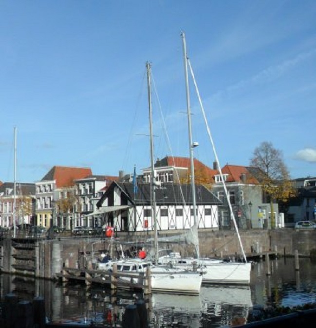 Dulce met haar nieuwe buurman in de Lingehaven