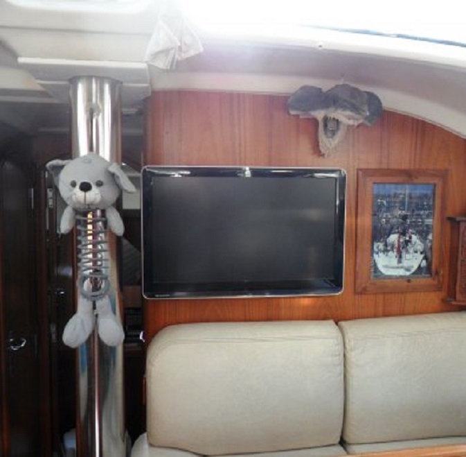 De nieuwe platte televisie aan boord.