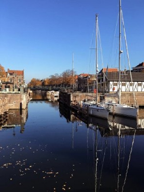 Dulce (l) en buurman gisteren in de zon in de Lingehaven (foto Riveer)