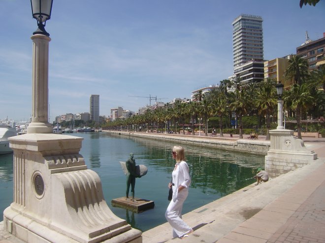 Uitstapje naar Alicante. Aan de rand van het havenbassin met de enorme en zeer dure marina van de stad Alicante