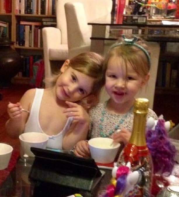 Vajèn, jongste kleinkind van Ans, en Lisa, jongste kleinkind van mij.