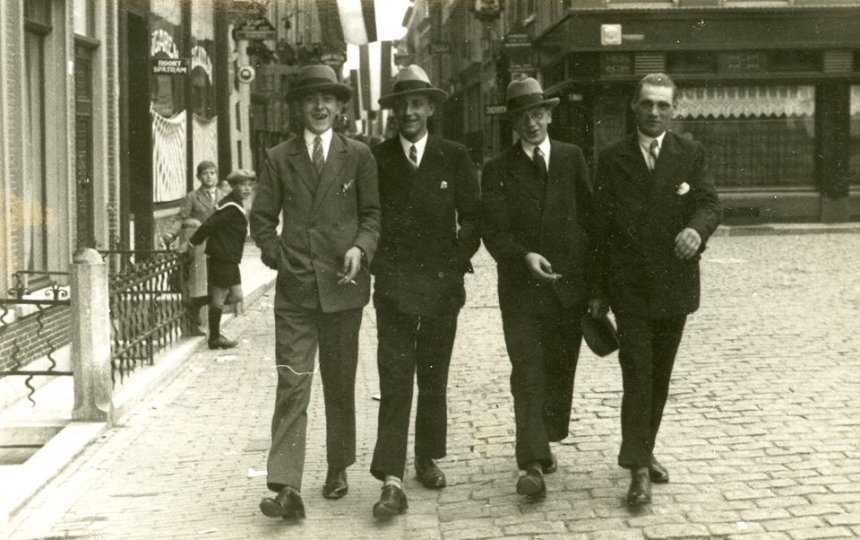 Vier heren wandelen ongedwongen over het Eind (jaren 40?) Dat kon toen nog.