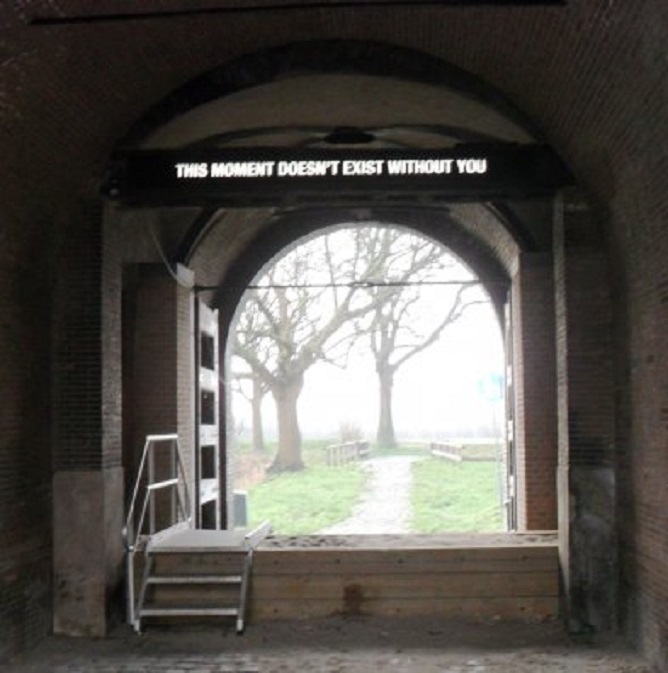 Werk van de kunstenaars Joke van Kerkwijk & Paul van de Vliet in het Dalems Poortje (Symposium 2015) Let op vloeddrempel, die elke winter in de poort wordt aangebracht.