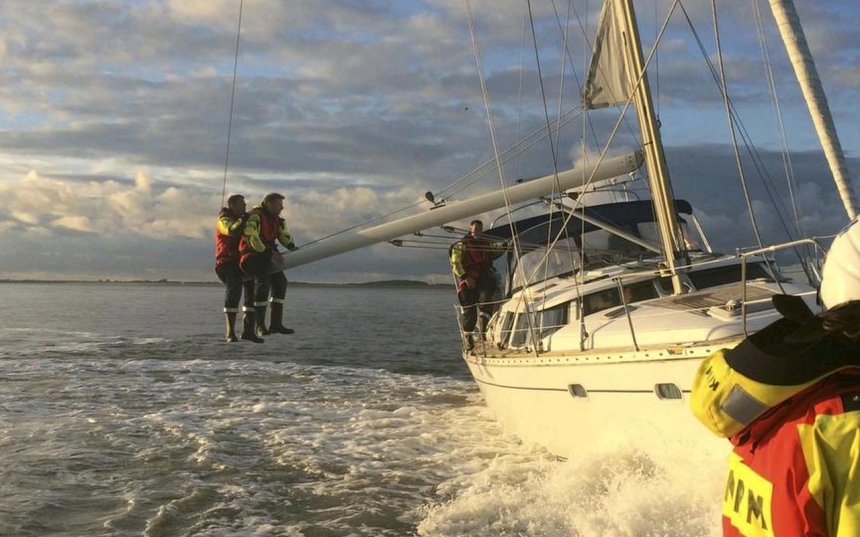 Zusterschip 'Oberon' zit vast op De Bollen bij Texel (foto KNRM)