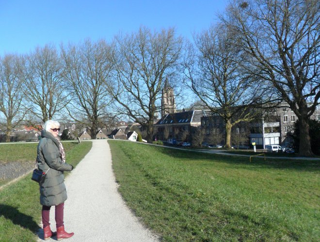 Schrikkeldag op de stadswal. Door de kale takken van de kastanjebomen schemert de toren van de Grote Kerk. Het carrillon speelt 'Bist Du bei mir'.