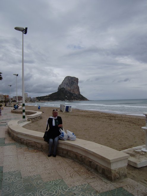 Op de boulevard langs het strand van Calpe, met de beroemde Peñón  de Ifach op de achtergrond.