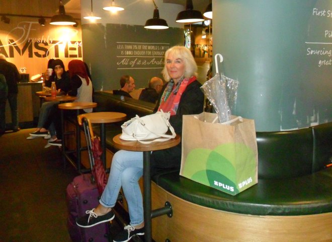 Amsterdam CS. Koffie bij Starbucks. Sir Geldof zit in de tas met een handdoek over zijn kooitje.