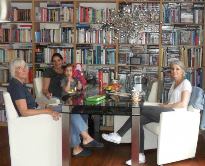 Ans krijgt haar dochters op bezoek. Kleine Vajèn is er ook.