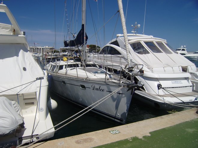 Weer op weg langs de oostkust van Ibiza. Dulce tussen twee strijkbouten in de Puerto Deportivo Santa Eulària