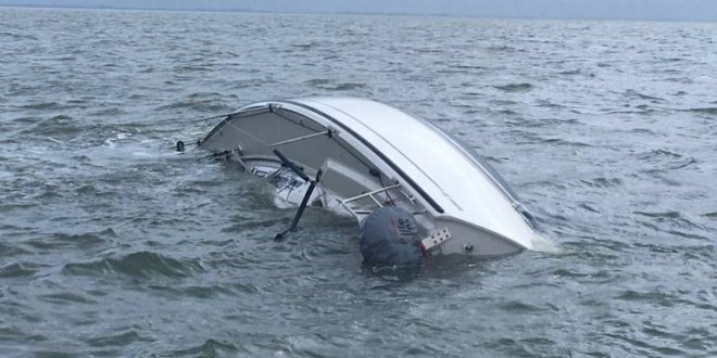 Het gezonken jacht in het Westgat (foto: dagblad van het Noorden).