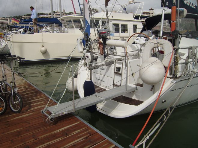 Haven van Palma de Mallorca. We zijn trots op onze nieuwe loopplank. Iedereen hier gebruikt dergelijke loopplanken, omdat je veelal achteruit aanlegt en er geen vingersteigers zijn.