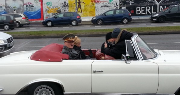 Oliver Masucci wordt gefilmd als teruggekeerde Hitler in de fim 'Er ist wieder da'.