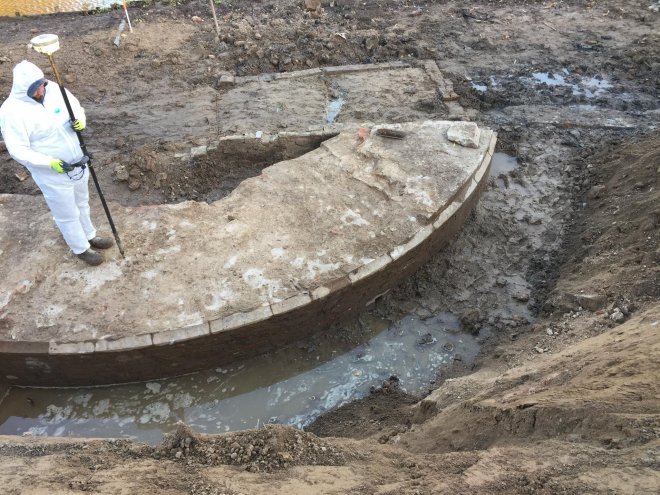 Foto van de muurtorenrest en een archeoloog aan de Duveltjesgracht. Met schietgat? (Foto: Paul Mulders)