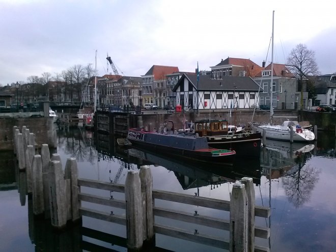 De Lingehaven vanmorgen. De narrow boat is terug voor de winter.