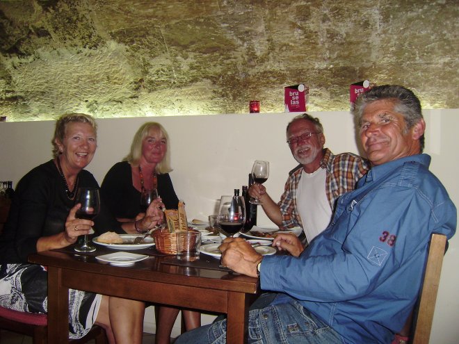 Een vrolijke avond. Met Jaap & Diana uit eten in een kelderrestaurant, Restaurant Bruselas, Palma de Mallorca.