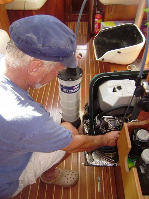 Zelf verversen van de olie van de generator. Moet één keer per jaar gebeuren.