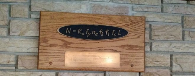 De plaquette met Drake's Formule in de hal van Green Bank Observatory.