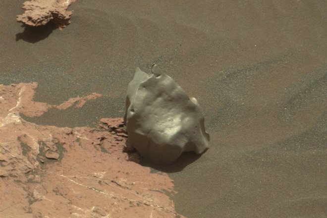 De Marsverkenner Curiosity vond onlangs op de hellingen van Mount Sharp een ijzer-nikkelmetoriet en maakte er deze foto van (bron: NASA)