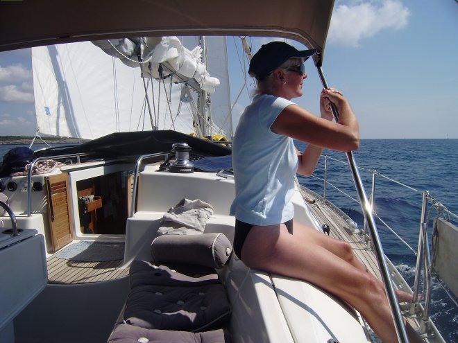 Met ruime wind in de genua zeilen we gerieflijk langs de oostkust van Mallorca, van Porto Petro naar Porto Christo.